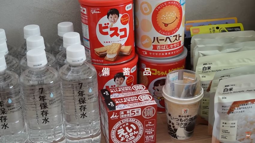 ビスケットや水などの食料品