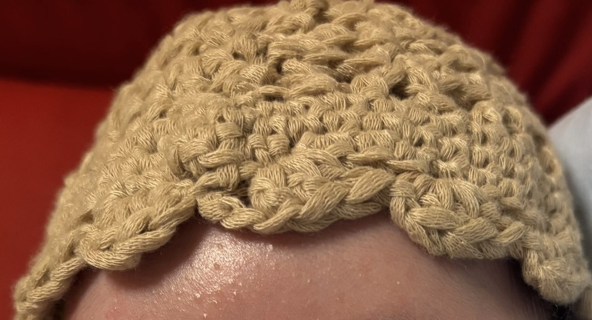 生まれてくる赤ちゃんのために、おしゃれな帽子を手編み→いざかぶせると……「笑ってもて唇切れた」　予想外な姿に「ありがたや」　（1/3） | 育児 ねとらぼ