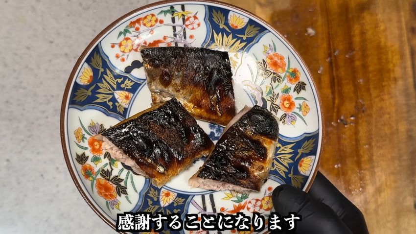 頭と尻尾を落として3つに分割されたサンマの塩焼き