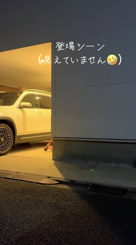 駐車場の奥から……