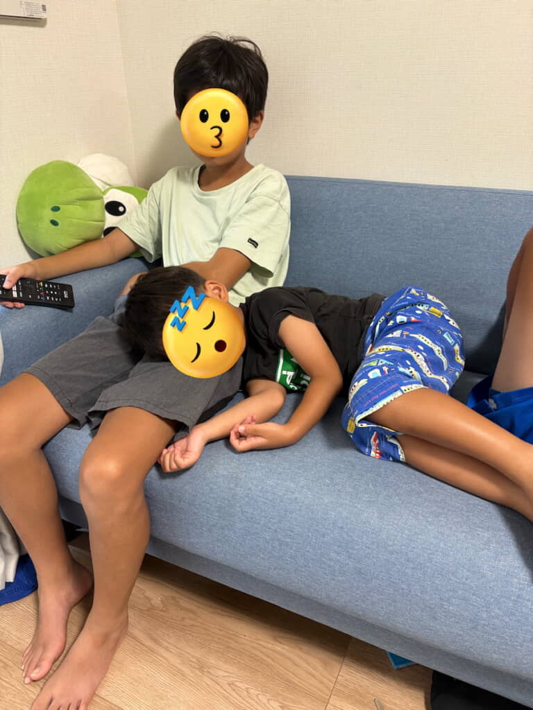 三男をひざまくらする長男