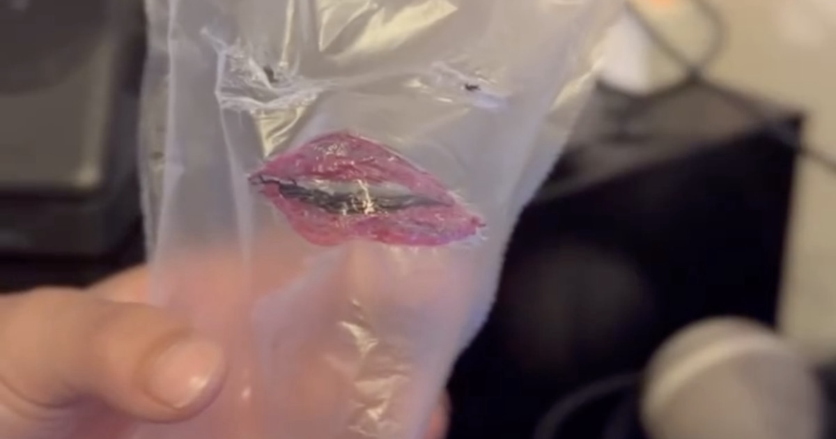 10歳娘の工作→ギュッと握ると……「お茶吹き出したww」　電車で見ちゃダメな“衝撃ビジュアル”に母爆笑「こーれは天才だわ」（1/2） | 育児 ねとらぼ