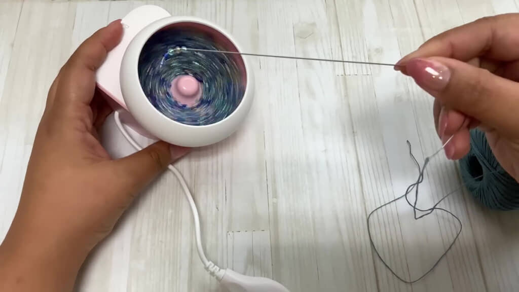 ビーズがま口作り・電動ビーズスピナーでビーズを通しているところ