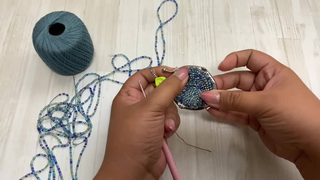 ビーズがま口作り・9段編めたところ