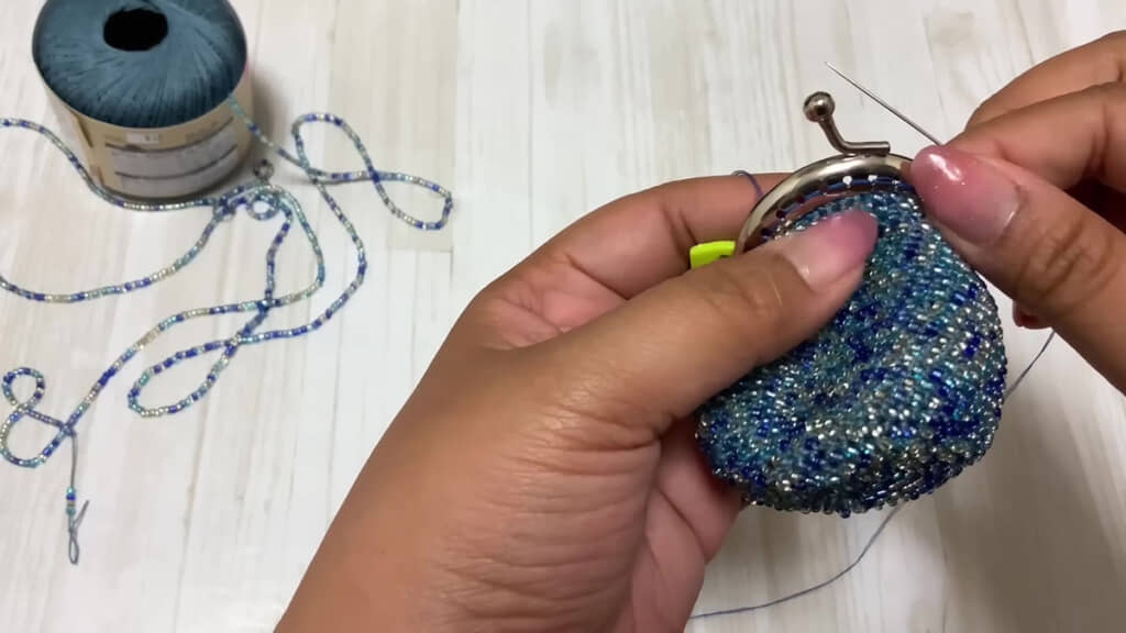 ビーズがま口作り・手縫いでがま口に縫い付けるところ