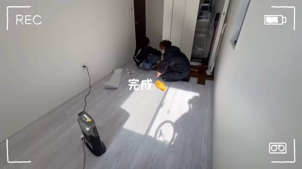 床に白いフローリングシートを貼りました