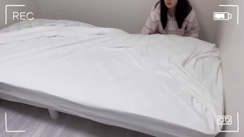 寝具も真っ白です