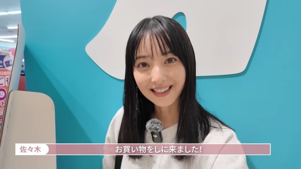トイザらスにやってきた佐々木さん（画像は佐々木希公式YouTubeチャンネルから）
