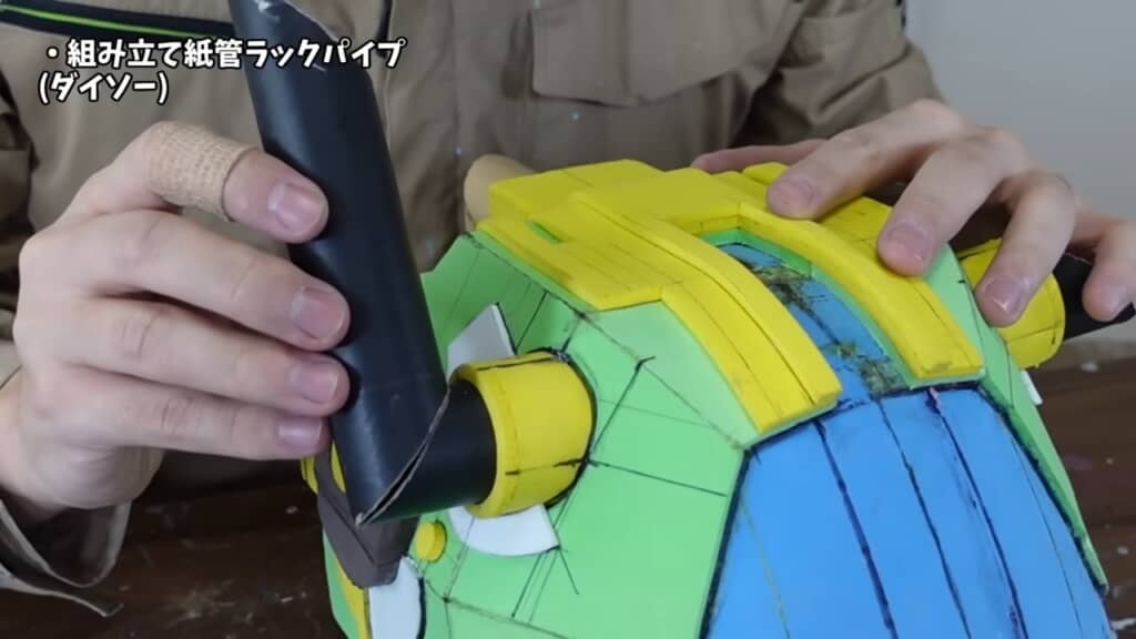 貼り合わせるうちヘルメット状に