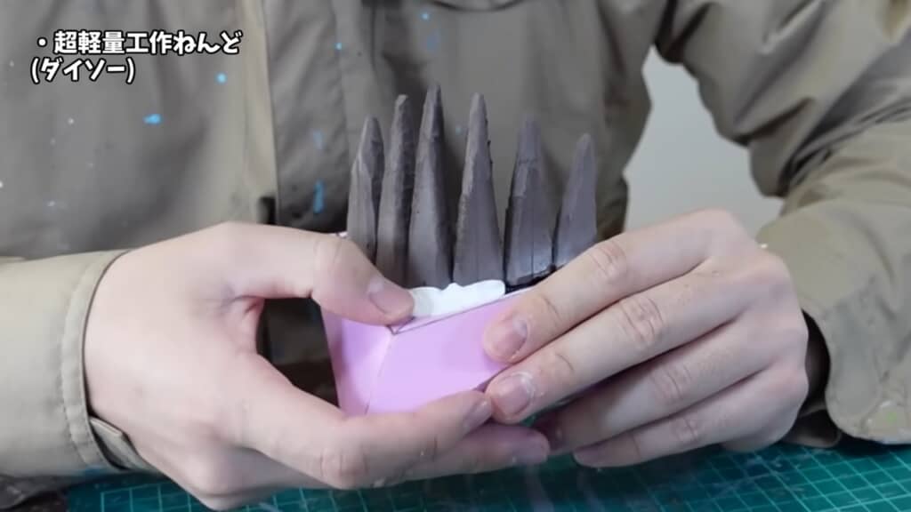 紙粘土で歯茎を表現しつつ、歯と顎をつなぐ接着剤に