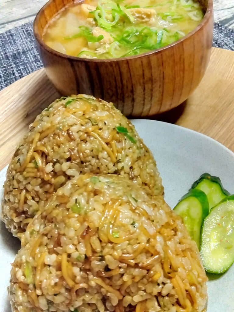 日清焼そばU.F.O.を使ったおにぎり