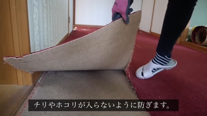 中古物件のカーペットを剥がす