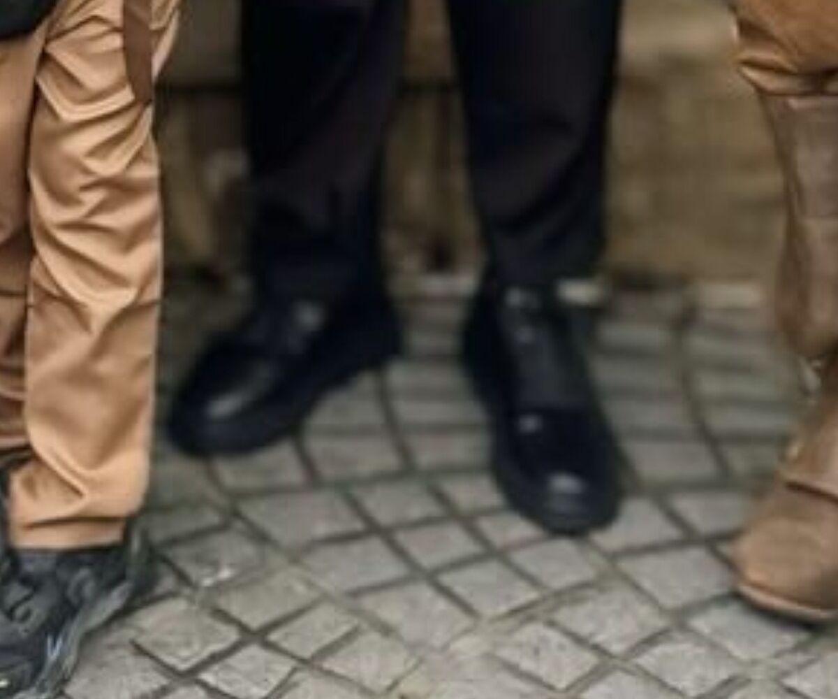 家族4人でディズニーへ行くも、夫が……　まさかの姿に「サイン求めちゃうよ！」「めちゃくちゃ似てる」 | ディズニー ねとらぼ