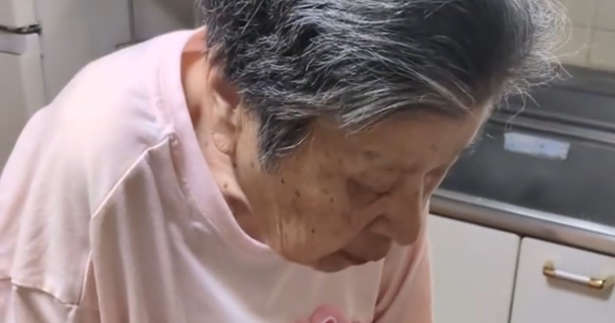 1個しかないアイス→おばあちゃんが孫と「半分こ」したら……「豪快やなw」　“予想外すぎる分け方”に「違う食べ物みたい」（1/2） | ライフスタイル ねとらぼ