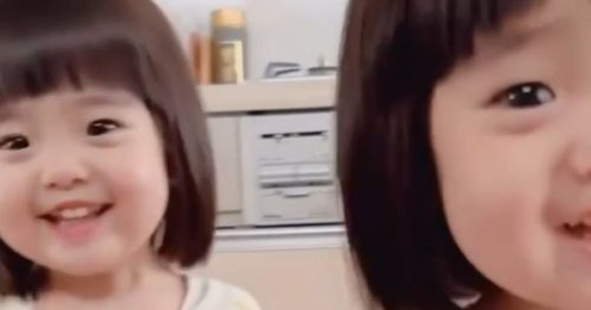 2歳の双子姉妹とかくれんぼをしたら……「笑いが止まらない」　ママが目撃した“予想外すぎる光景”が200万再生（1/2） | 育児 ねとらぼ