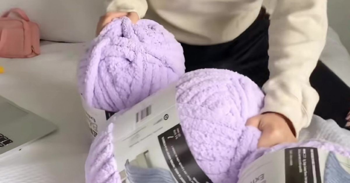 でかい毛糸3玉を“指だけ”でコツコツ編んだら……「こんなの見たことない」　超大作のふわふわアイテムが1400万再生【海外】（1/2） | ハンドメイド ねとらぼ