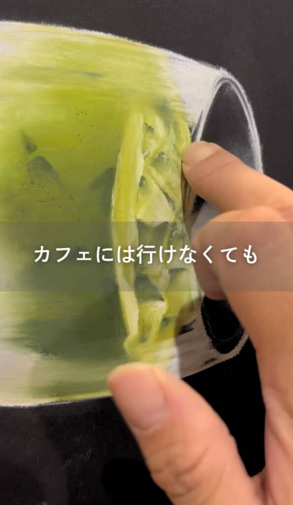 氷の質感を指で描く抹茶ラテのチョークアートと「カフェには行けなくても」の文字。