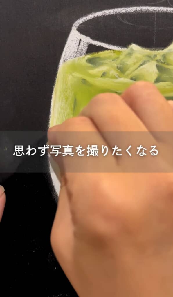 グラスの輪郭をチョークでなぞる手元と「思わず写真を撮りたくなる」の文字。