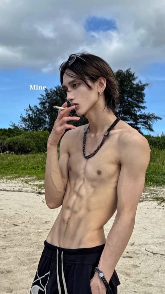 アンニュイな表情と鍛えられた体が美しすぎる……！