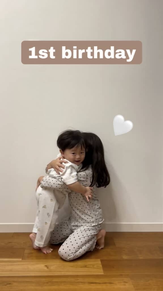 12カ月目、ついに1歳の誕生日を迎えた弟くんを抱きしめるお姉ちゃん