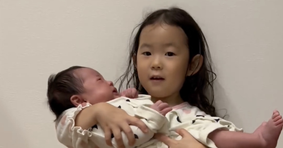 生まれたばかりの弟を抱っこする5歳の姉→1年後……「涙出ました」　“驚きの変化”が100万再生「たまらなく尊いです」（1/2） | 育児 ねとらぼ