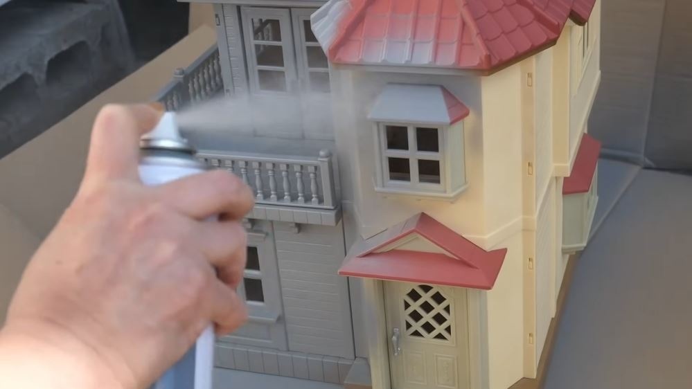 ラッカースプレーで塗装する様子