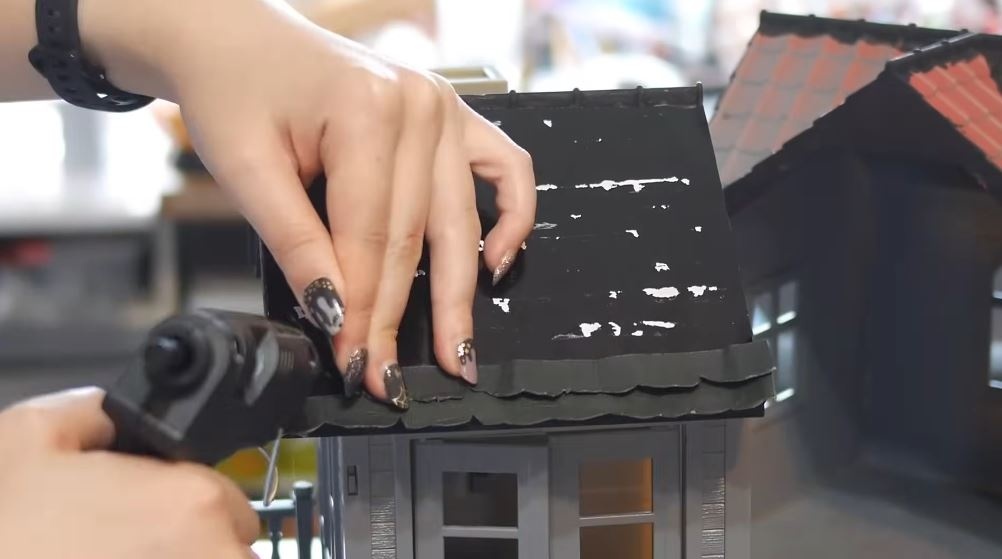 グルーガンで屋根パーツを付けていく