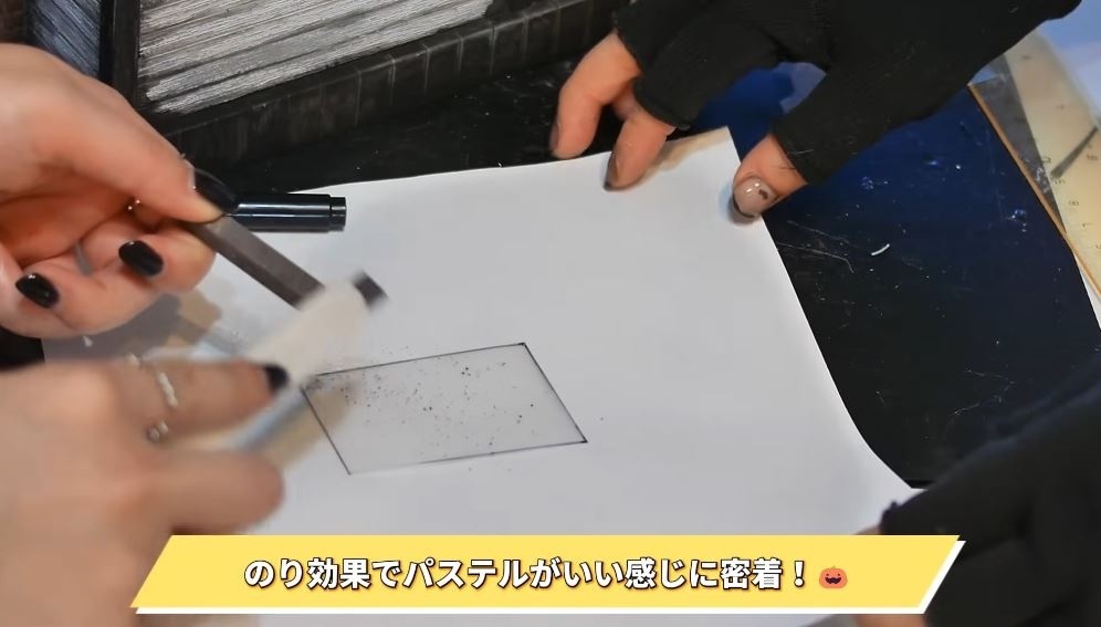 カットしたプラ容器に汚れを再現