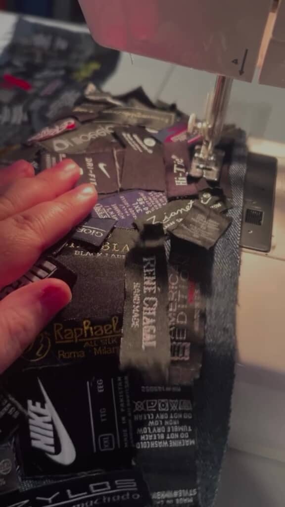 タグを縫い付けるミシン作業のアップ