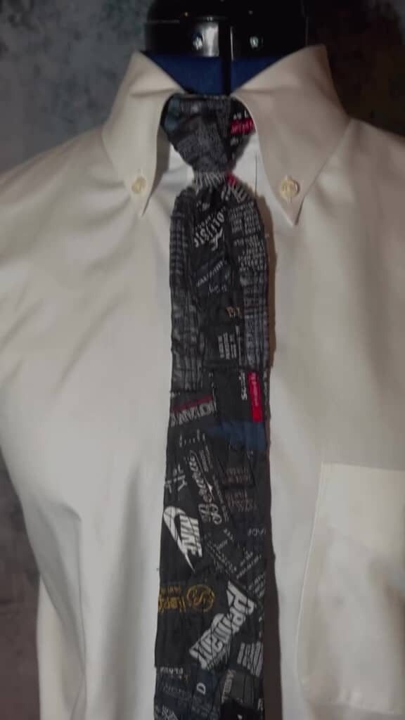 ワイシャツに取り付けられた完成品のネクタイ