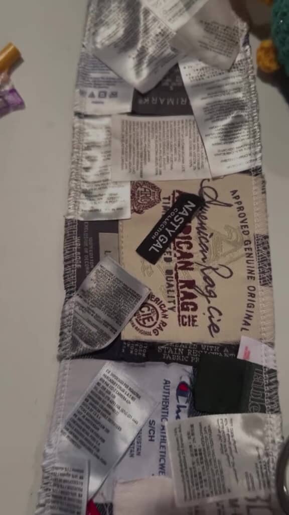 いろいろなブランドタグを布に並べる様子