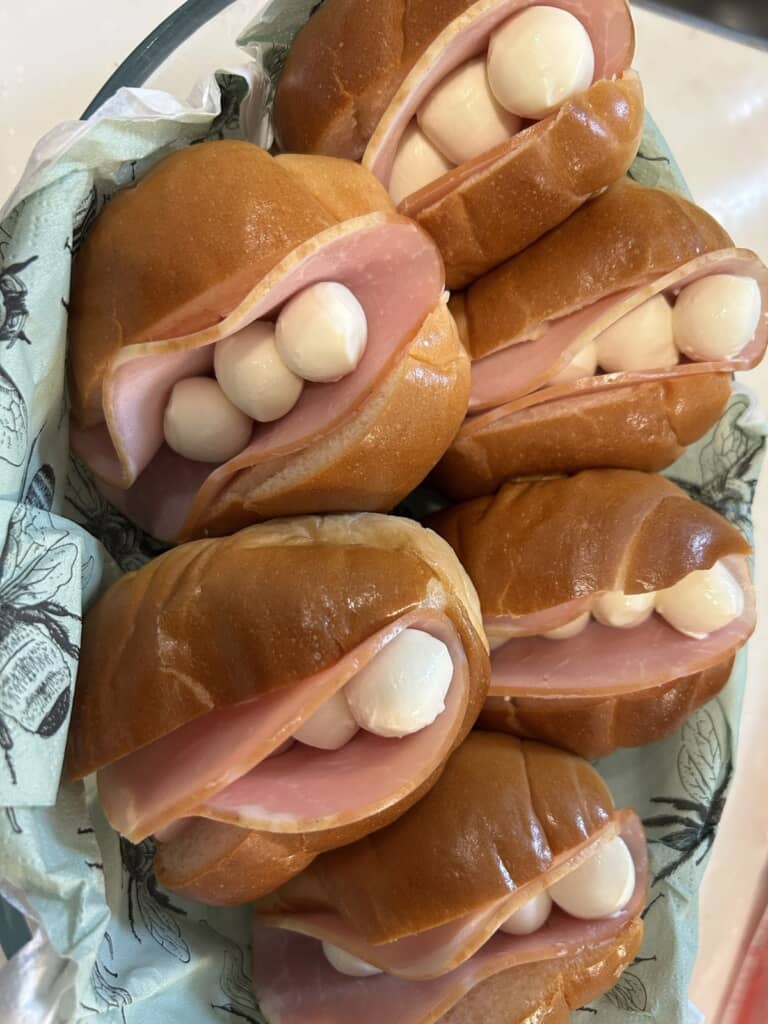 歯がむき出しになったようなパンに！