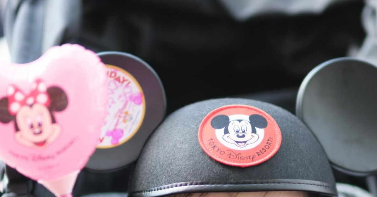 初ディズニーで赤ちゃんが……　予期せぬ“まさかの表情”に「電車の中で笑っちゃった」「き、気合いが入ってらっしゃる」（1/3） | ライフスタイル ねとらぼ