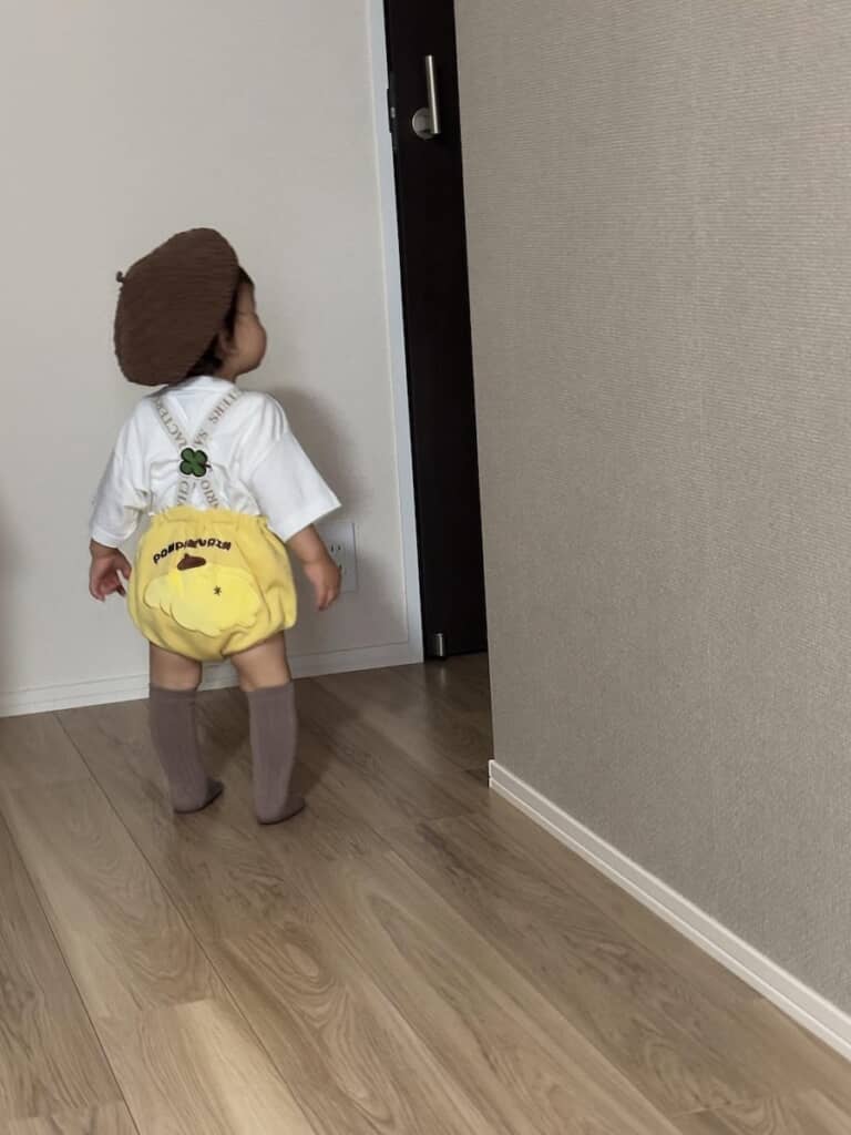 室内でちょこんと立つ姿が愛らしさ満点