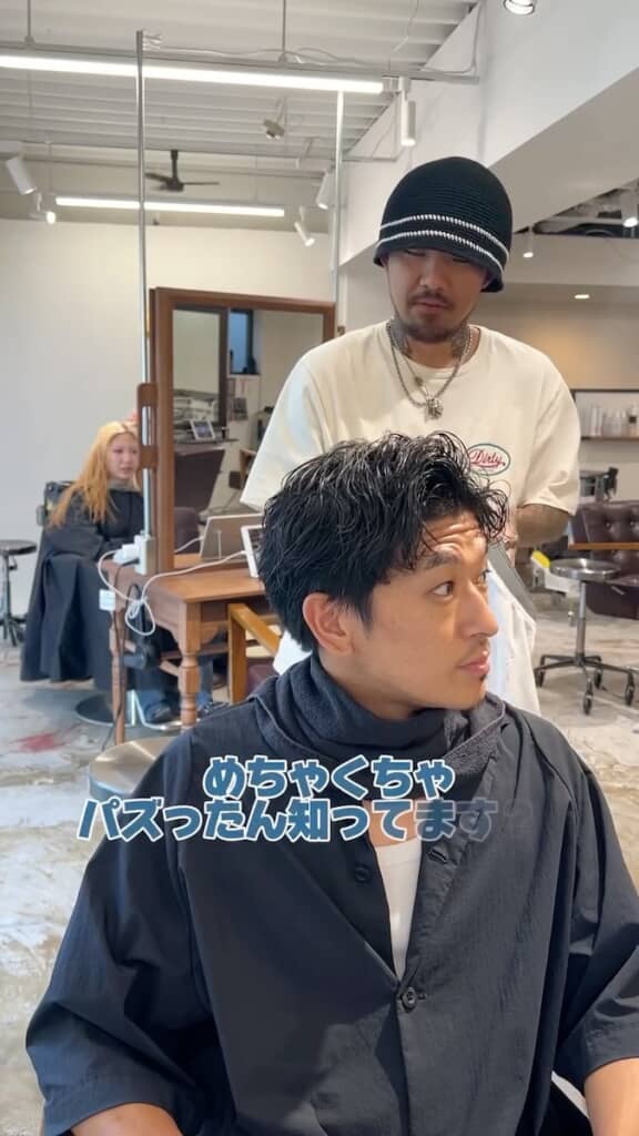 施術中は和やかなトークを展開