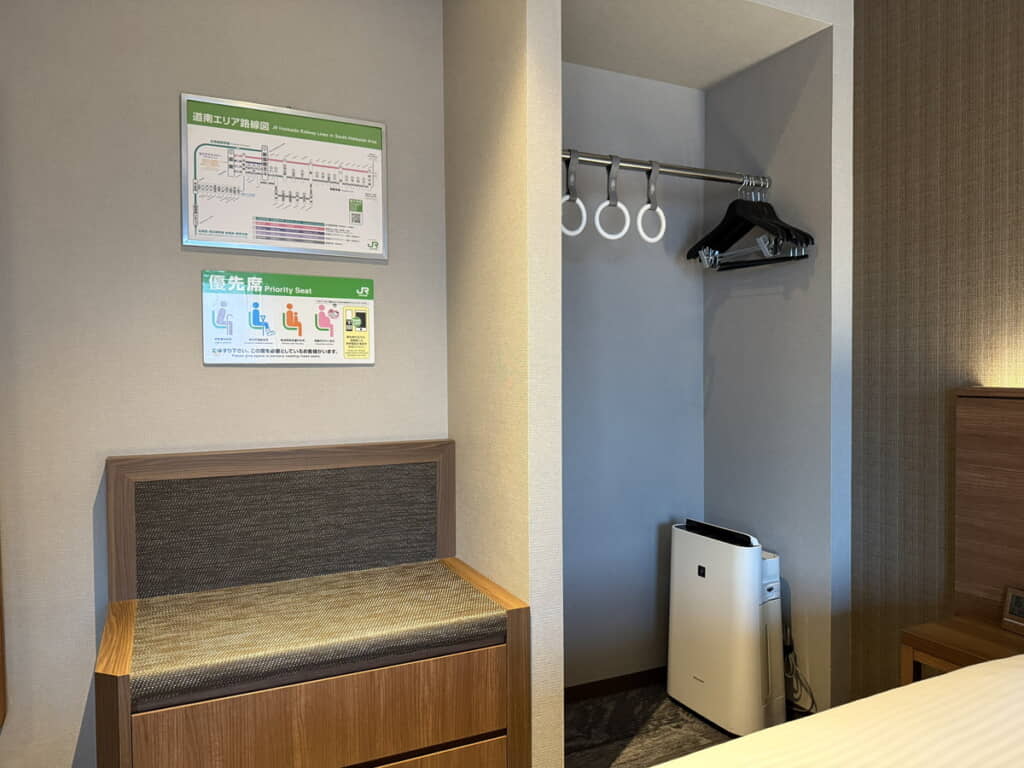 ハンガーラックにはつり革を設置