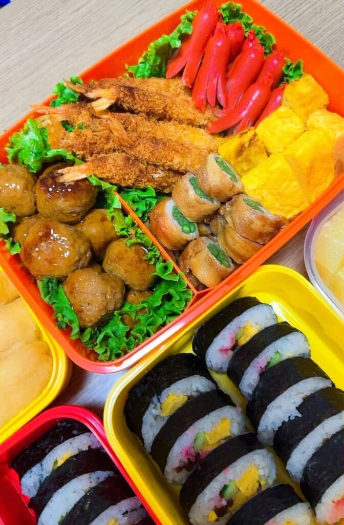 エビフライやタコさんウインナー、卵焼きも