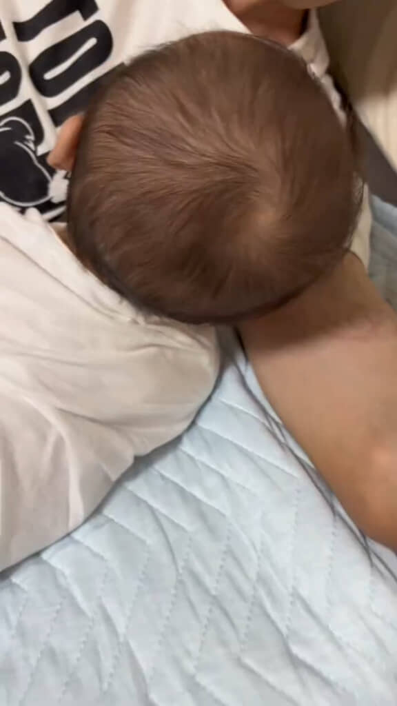 お昼寝から起きた赤ちゃんが頭を上げると……