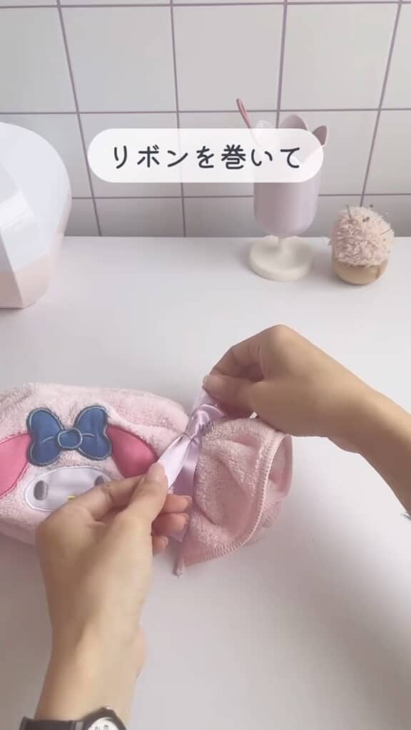 縫い目にリボンをかけます