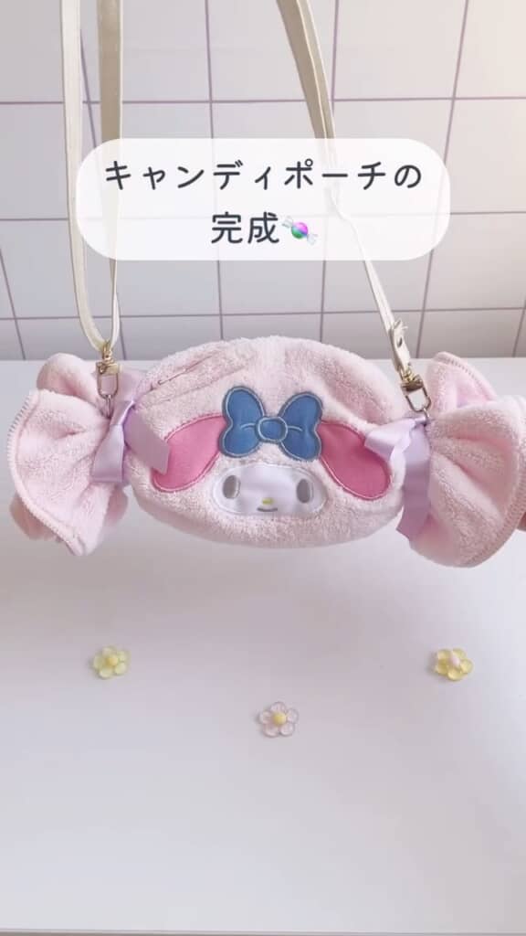 ショルダーストラップをDカンに付ければ、キャンディポーチの出来上がり