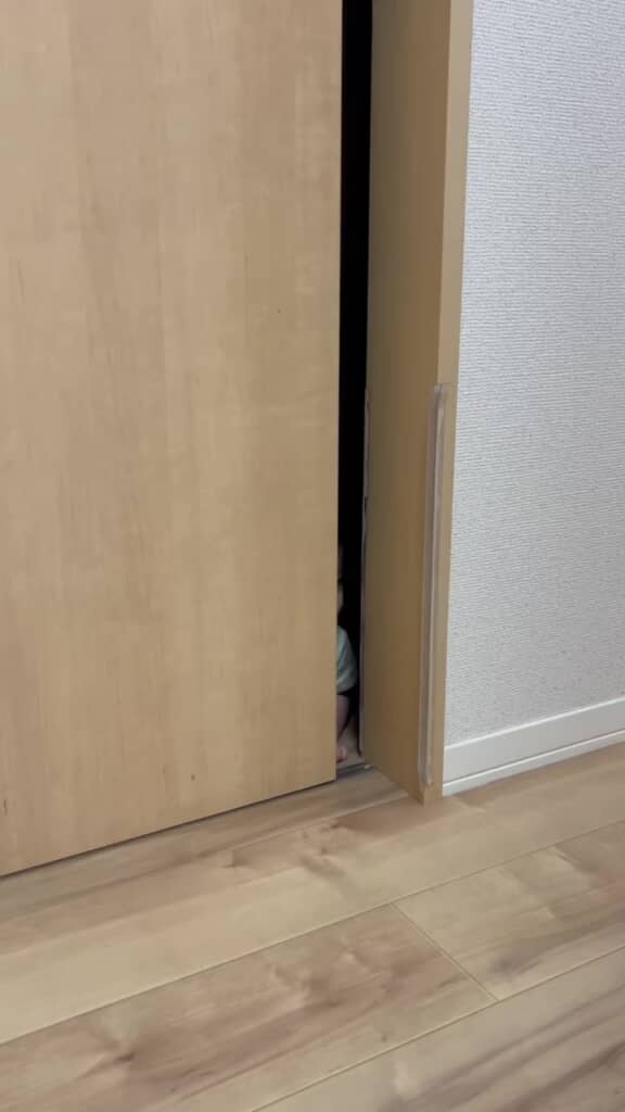 扉から視線を感じ