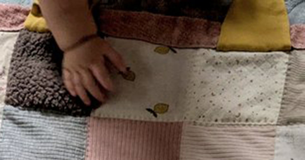 双子の“着なくなったベビー服”→義母の手にかかると……「この手があったかー！」　ママ感動の仕上がりに「こんな義母になりたい」（1/4） | ライフスタイル ねとらぼ