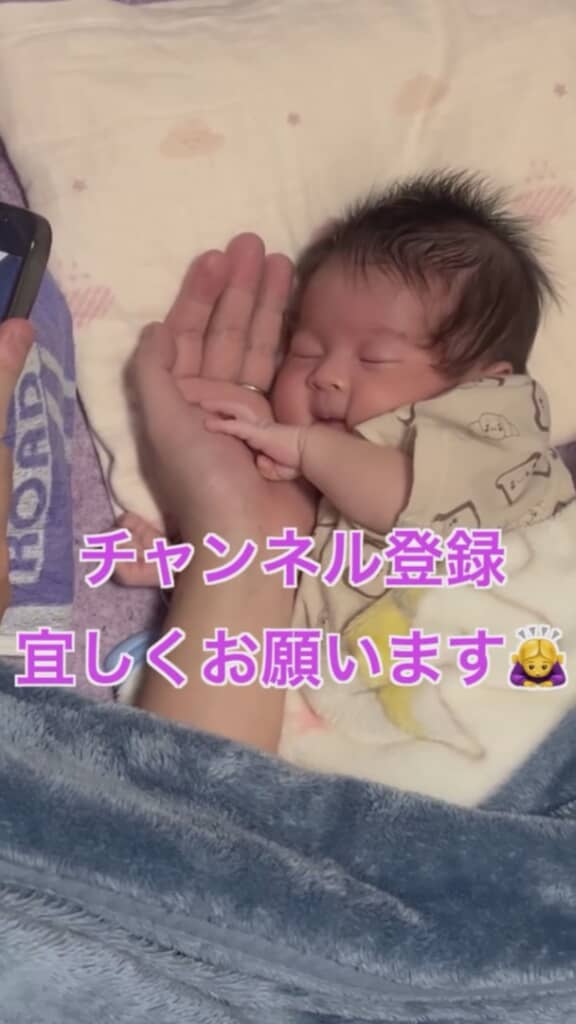 パパの手にくっついて再び夢の中へ