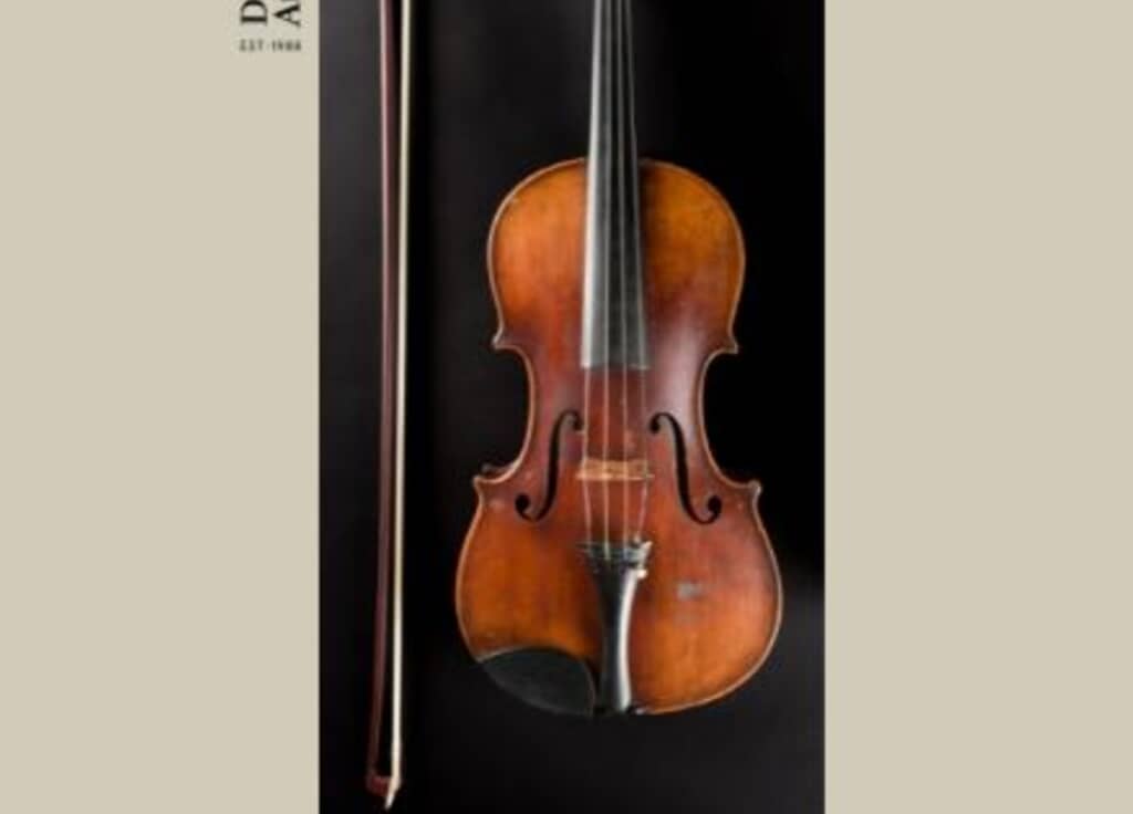 アインシュタインのバイオリンがオークションで落札