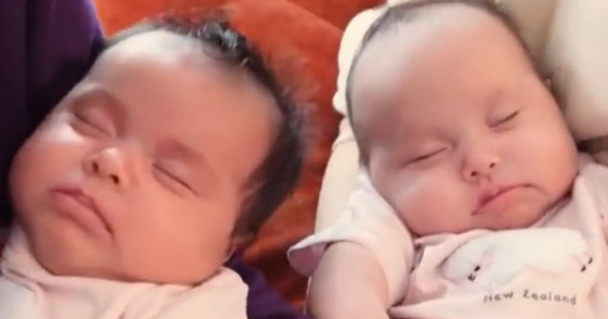 双子の赤ちゃん→誕生から6週間後……　母仰天な成長の違いに「びっくりしました」「にこにこしちゃいます」（1/3） | ライフスタイル ねとらぼ