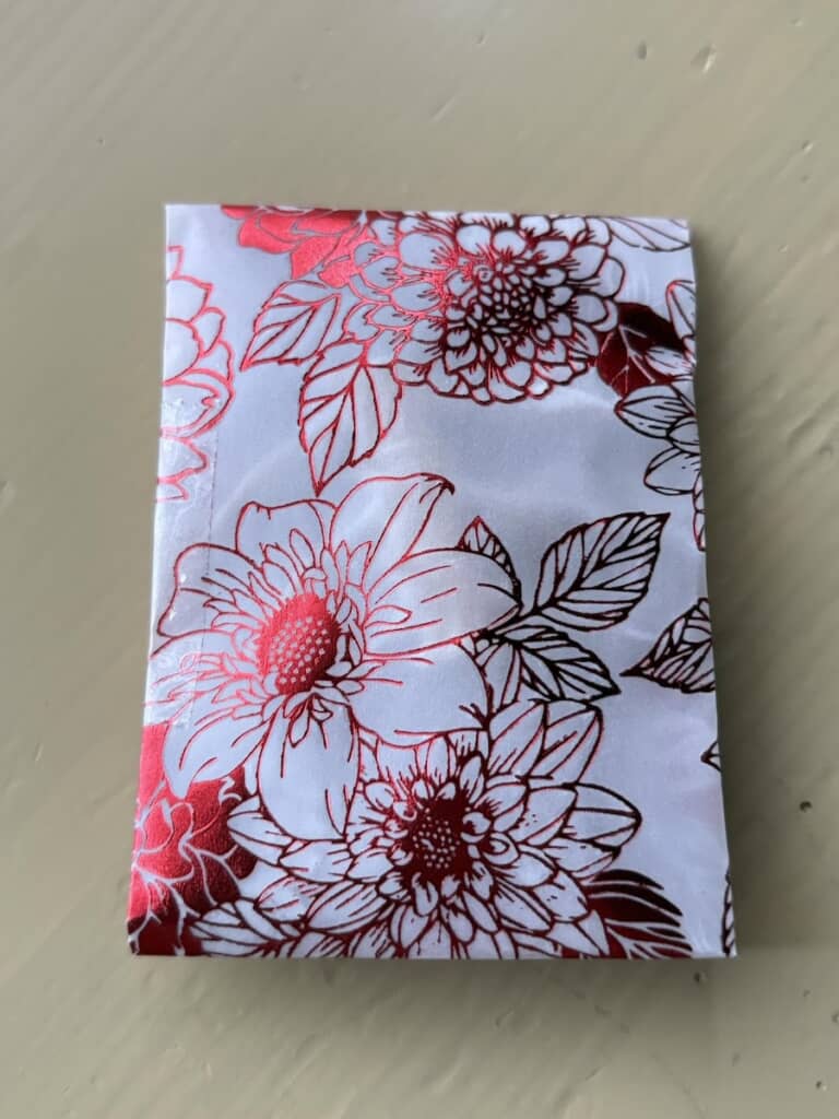 洗ったあとは折り紙で包んでお守りに