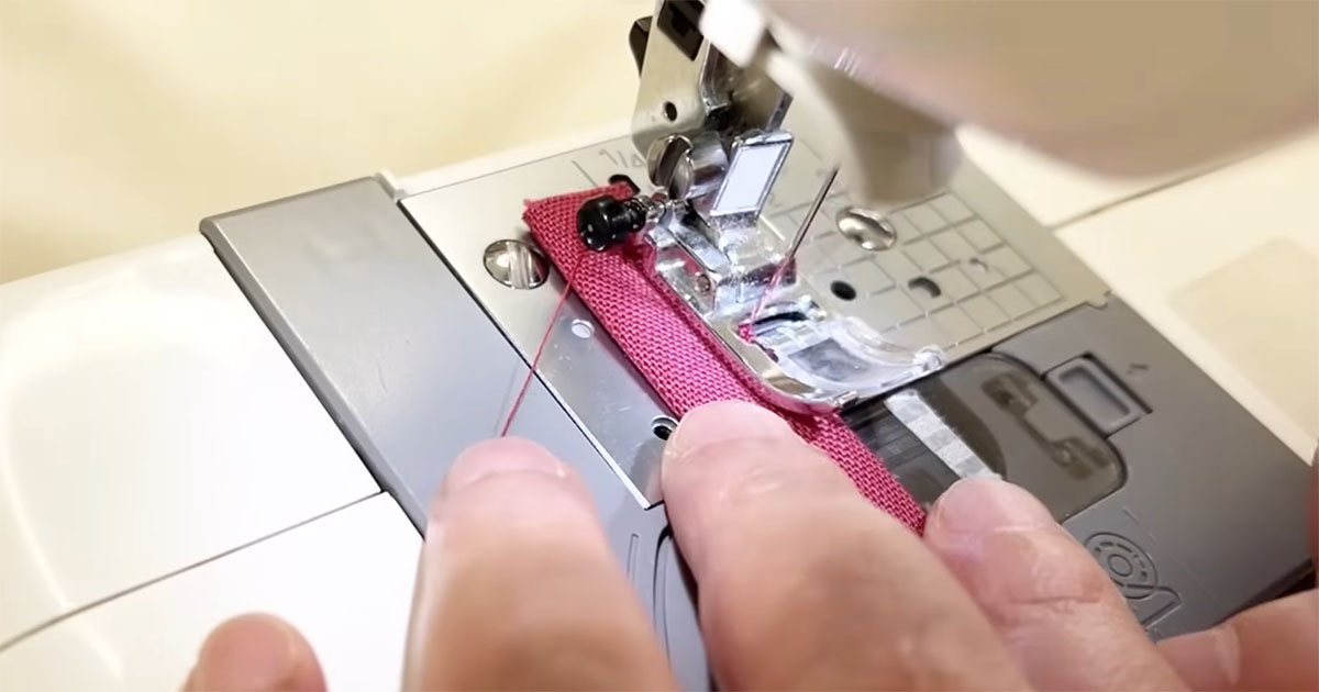 赤と白の布をコツコツ縫っていくと……　心ときめく“手作りのミニアイテム”が完成！「気に入りました」（1/3） | ホビー ねとらぼ