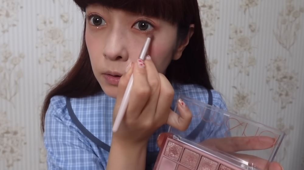 アイシャドウを塗る様子