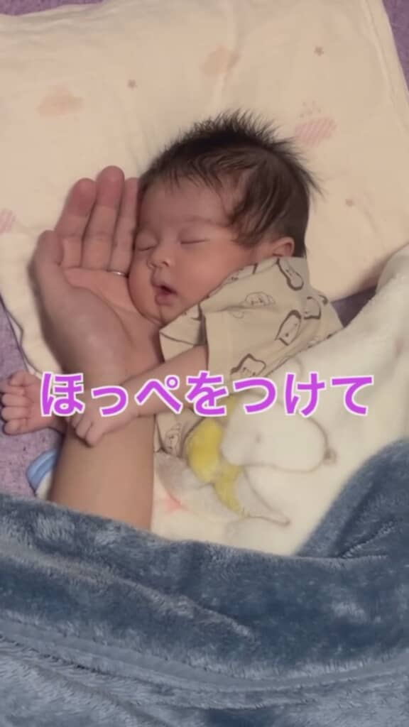 パパの手にほっぺを預けてぐっすり