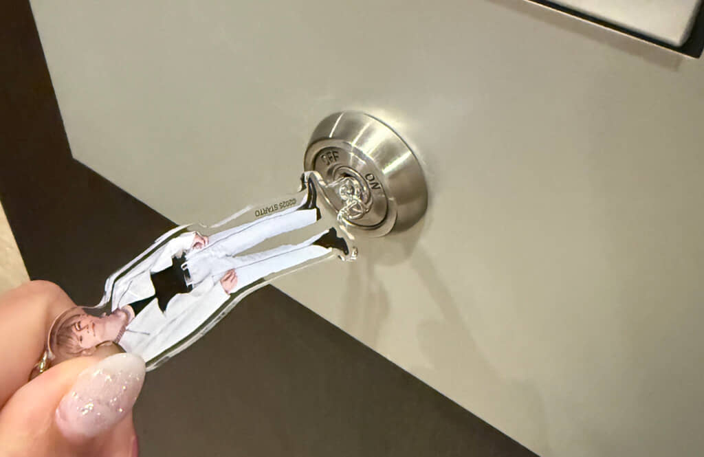 鍵穴に差し込まれたアクリルスタンド